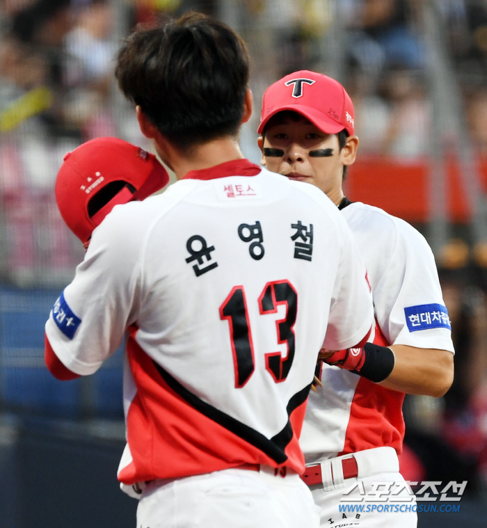 '이걸 안 잡아주시네' 해맑게 웃은 윤영철, 변화구가 볼이면 직구로 삼진…