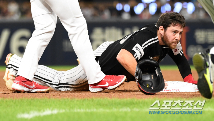 '헤드퍼스트 슬라이딩하는 4번 타자' 거침없이 몸 던지는 오스틴 투지, …