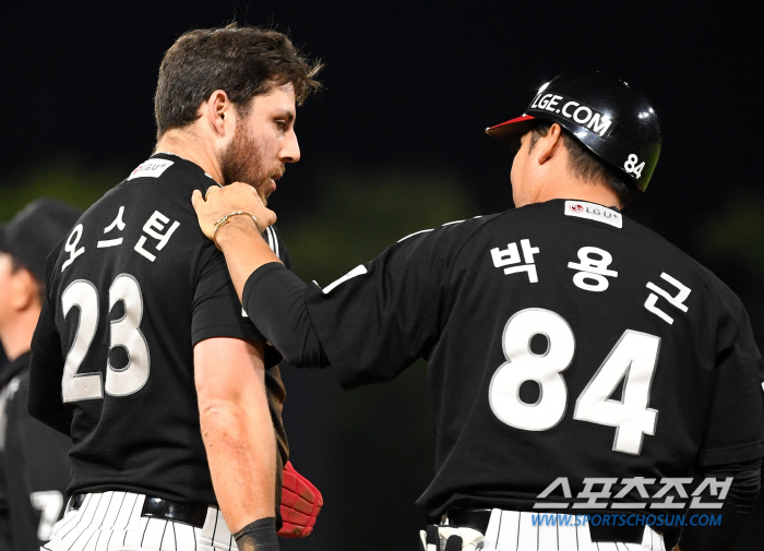 '헤드퍼스트 슬라이딩하는 4번 타자' 거침없이 몸 던지는 오스틴 투지, …
