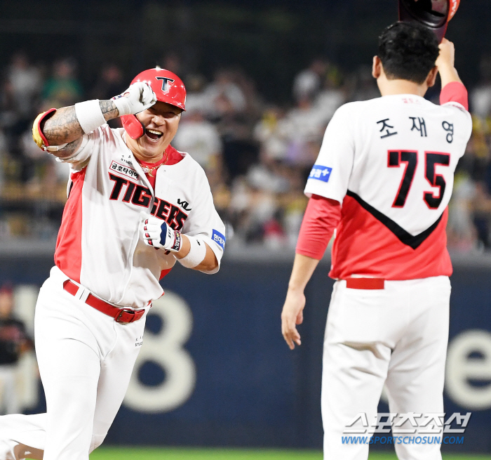 '데뷔 첫 대타 만루포' 작두 탄 김종국 감독의 대타 카드, 천하의 최형…