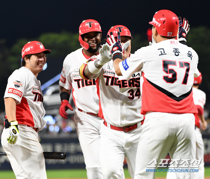 '데뷔 첫 대타 만루포' 작두 탄 김종국 감독의 대타 카드, 천하의 최형…