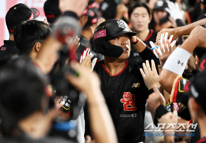 복귀 첫 안타가 대타 만루포, 형들의 환영 물세례...이름 연호하는 팬들…