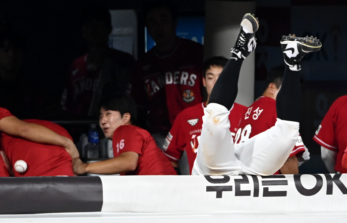 '이건 누구 다리?' 타구 잡다 상대 더그아웃으로 쓱~, 다친 팔보다 놓…