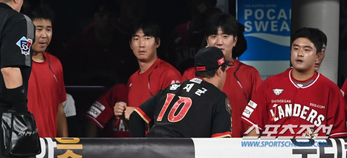 '이건 누구 다리?' 타구 잡다 상대 더그아웃으로 쓱~, 다친 팔보다 놓…