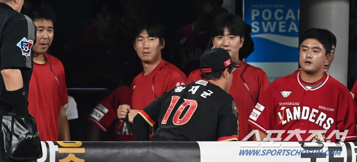 '이건 누구 다리?' 타구 잡다 상대 더그아웃으로 쓱~, 다친 팔보다 놓…