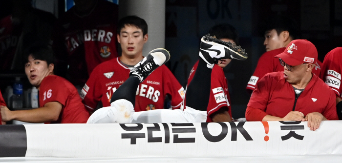 '이건 누구 다리?' 타구 잡다 상대 더그아웃으로 쓱~, 다친 팔보다 놓…