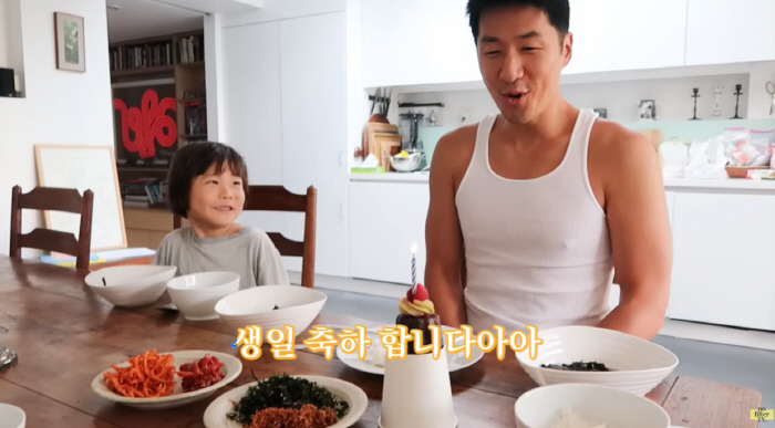 마이큐, ♥김나영·두 아들 앞 오열...런던서 받은 생일상+손 편지에 '…