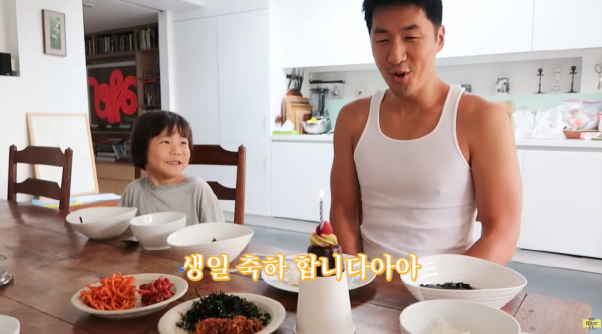 마이큐, ♥김나영·두 아들 앞 오열...런던서 받은 생일상+손 편지에 '…