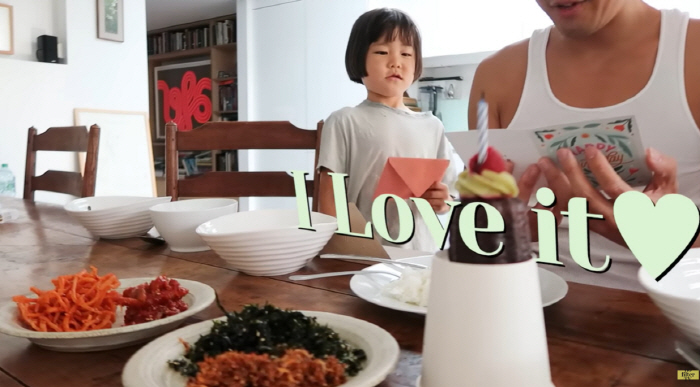 마이큐, ♥김나영·두 아들 앞 오열...런던서 받은 생일상+손 편지에 '…