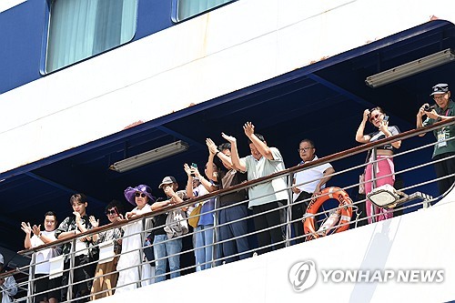 (제주=연합뉴스) 중국 단체관광객을 태운 크루즈 상하이 블루드림스타호(2만4천782t)가 31일 오후 제주항에 입항했다. 하선을 기다리는 중국 관광객들이 외부를 향해 손을 흔들고 있다. 2023.8.31 [제주도사진기자회] jihopark@yna.co.kr