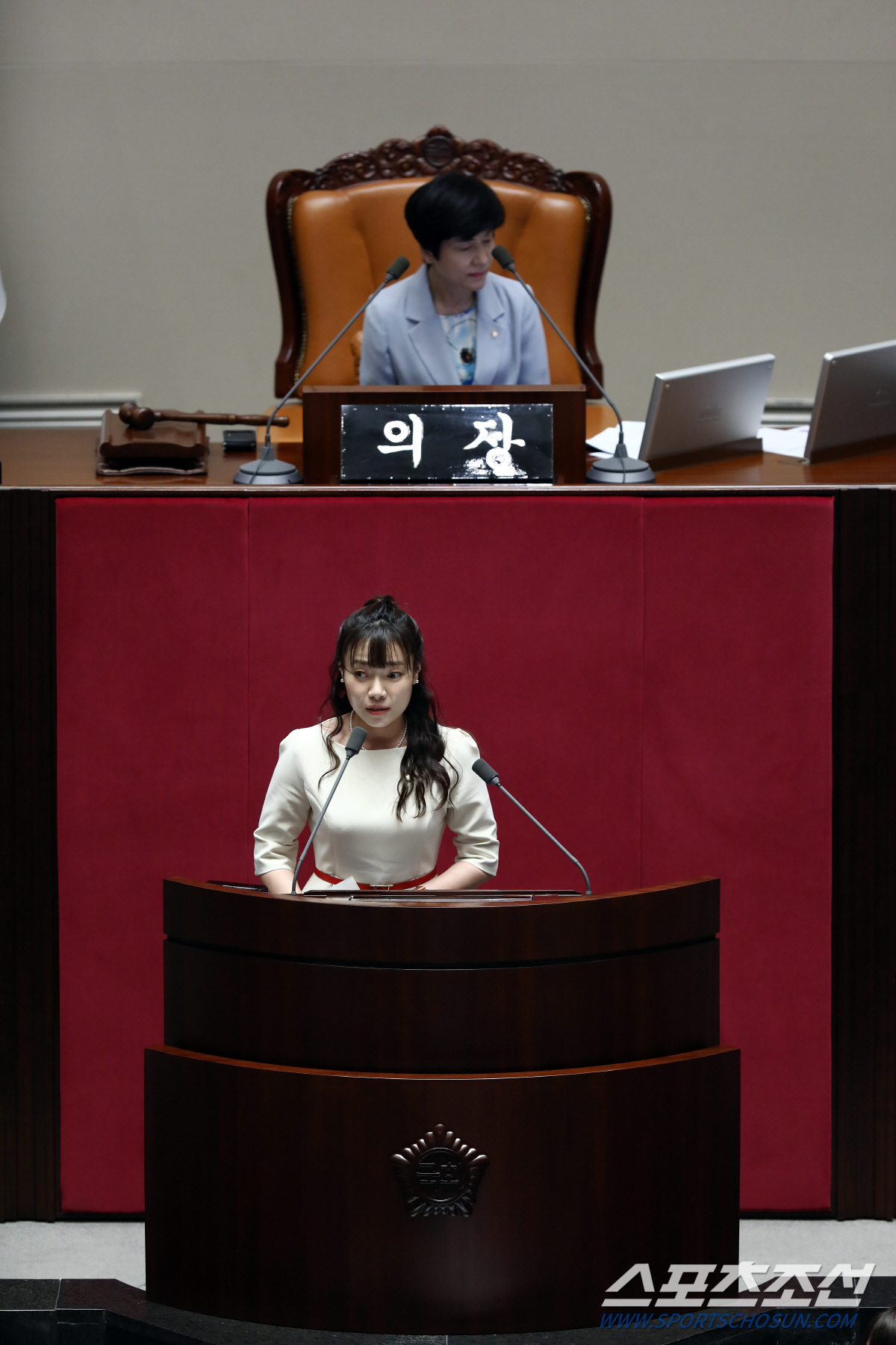 "'코이의 법칙'후 전국구 스타"김예지 의원"어항에 갇힌 아이들,강물로 …