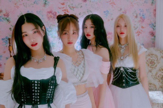 "'피프티' 美 숙소도 수영장 딸린 초호화 맨션 준비" 전홍준 대표 또 …