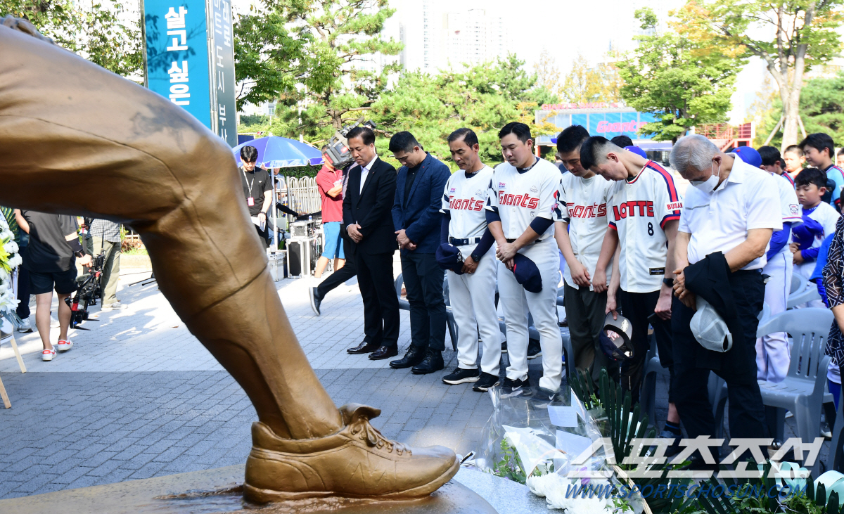 야구영웅 동상 앞 하나된 롯心…"가을야구 포기없다" 대표·단장→감독·주장…