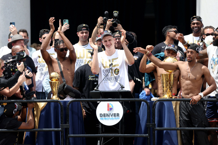NBA 선수랭킹 톱 10. 니콜라 요키치 1위. 아데토쿤보, 커리 2, …
