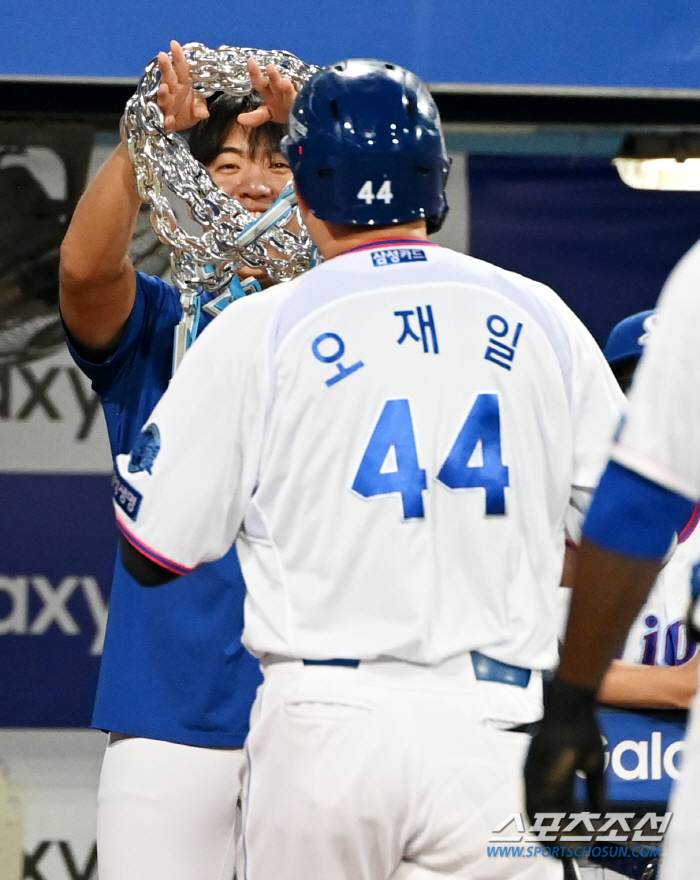 쉬는 날에도 열일하는 사자군단 에이스, 홈런타자 마중 나와 목걸이 걸어주…