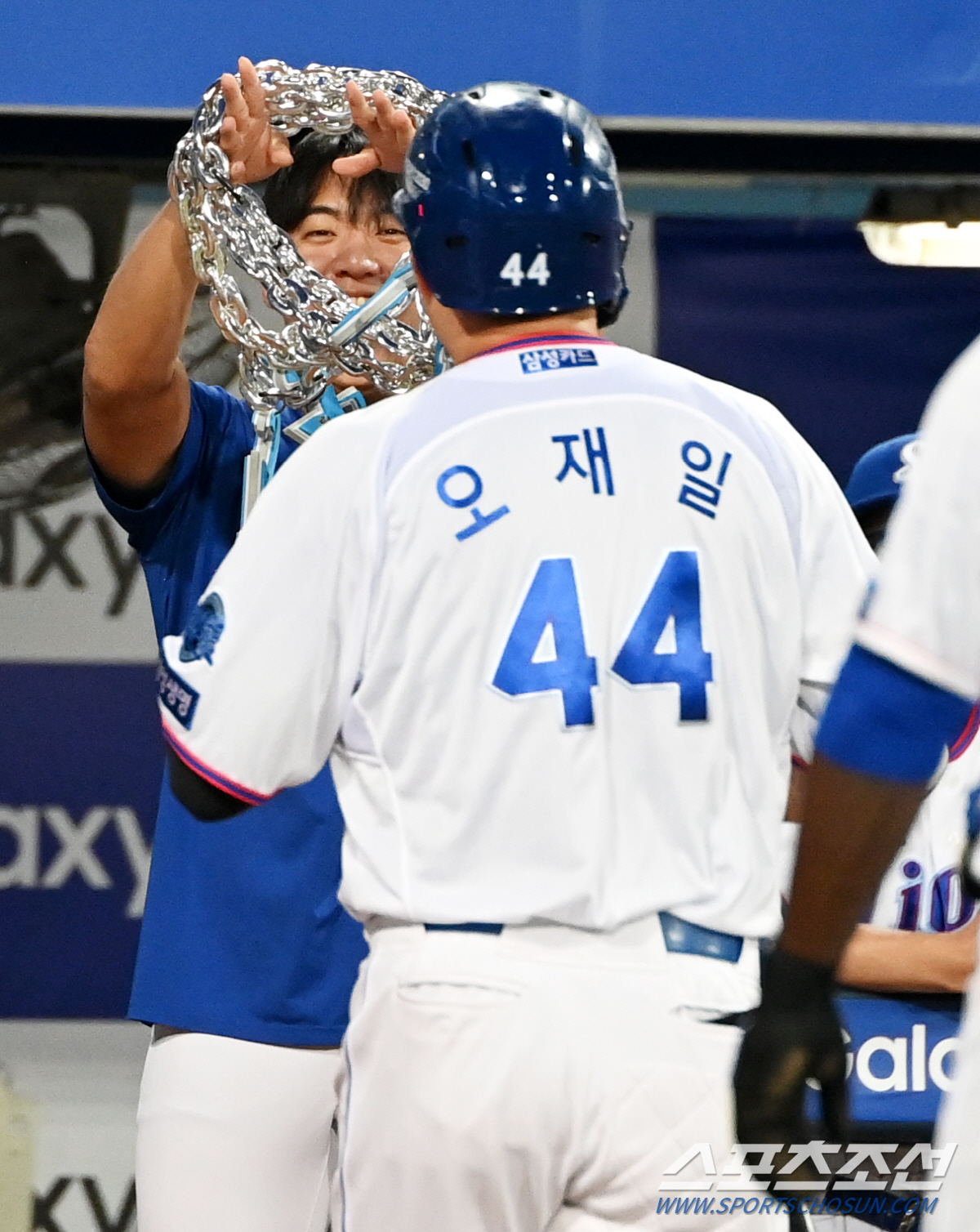 쉬는 날에도 열일하는 사자군단 에이스, 홈런타자 마중 나와 목걸이 걸어주…