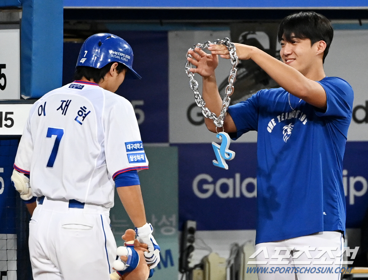 쉬는 날에도 열일하는 사자군단 에이스, 홈런타자 마중 나와 목걸이 걸어주…