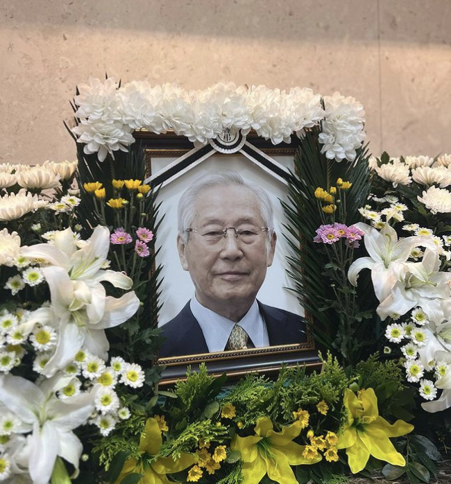 “이번 여름이 마지막일 줄은” 윤종신, 부친상..아내 전미라와 슬픔 속 …