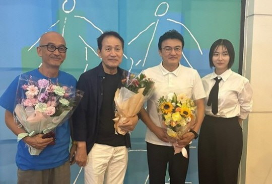 '혈액암 투병' 안성기, 풍성 머리+환한 미소…한층 건강해진 근황
