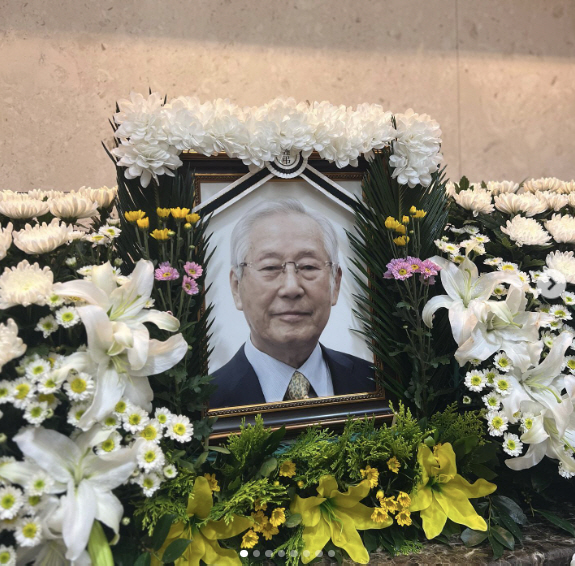 윤종신 부친상…전미라 "마지막 고통스럽지 않아 감사" [전문]