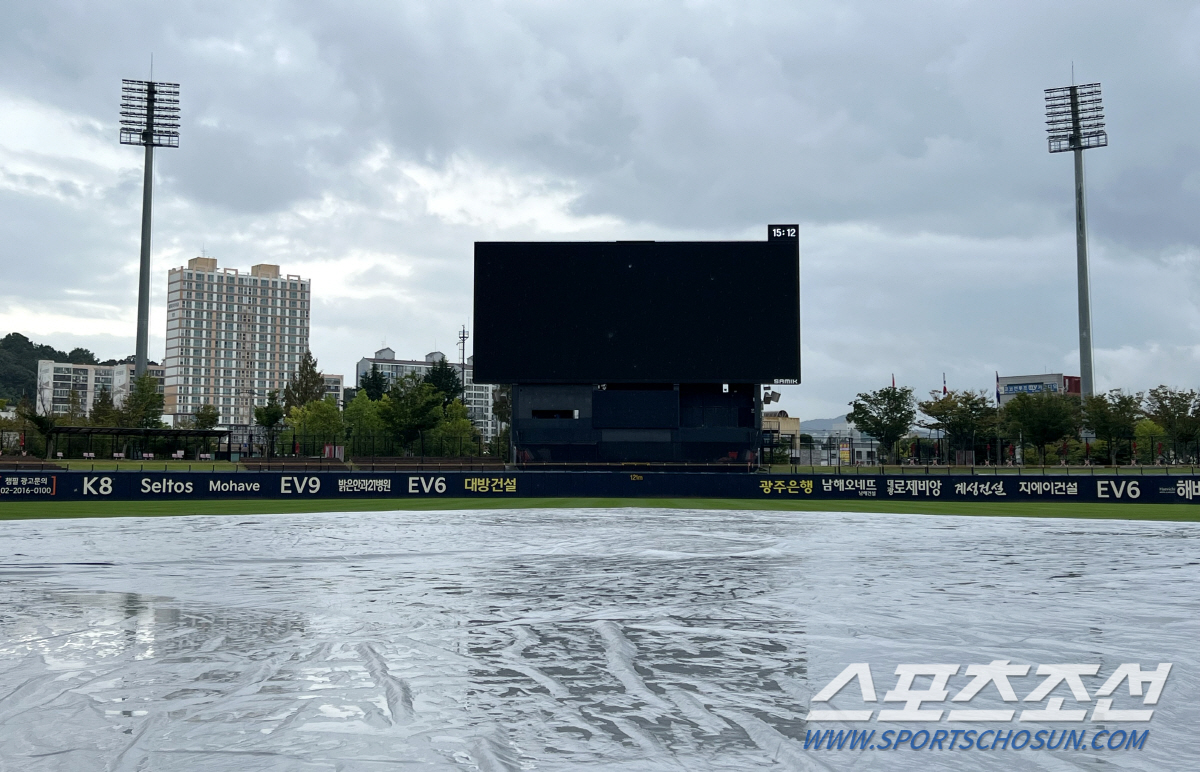 전날부터 내린 비에 흠뻑 젖은 챔필, 롯데-KIA 경기 가능할까?[광주 …