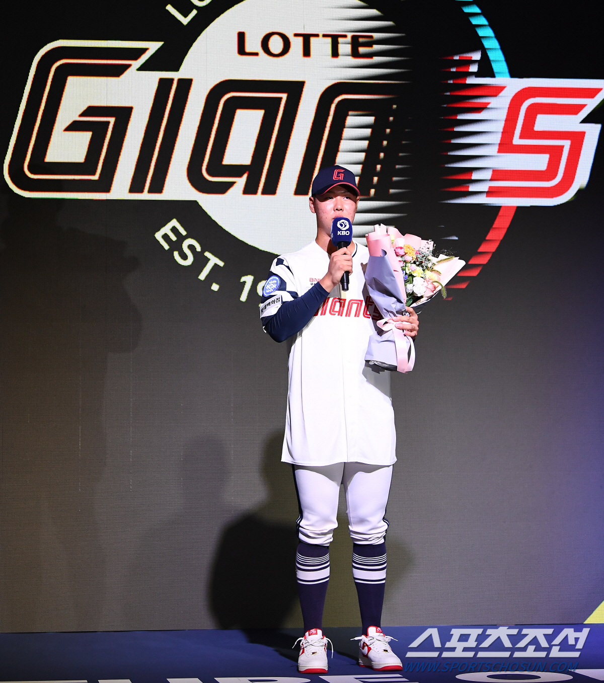 "오른팔을 바치겠습니다!", "최동원 선배님처럼"…최고의 실력, 팬심까지…