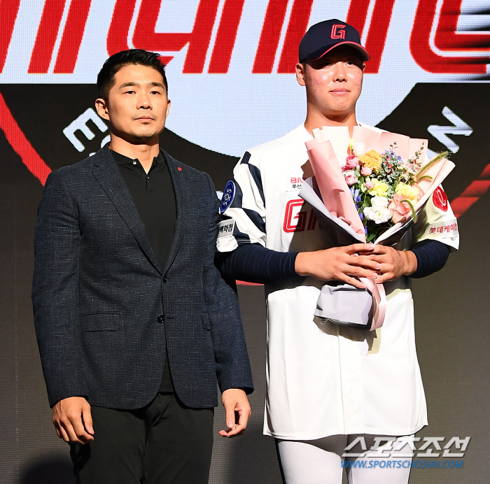 거인 품에 안긴 '청룡'의 이도류, 현장 의견은? "투타 모두 잠재력 넘…