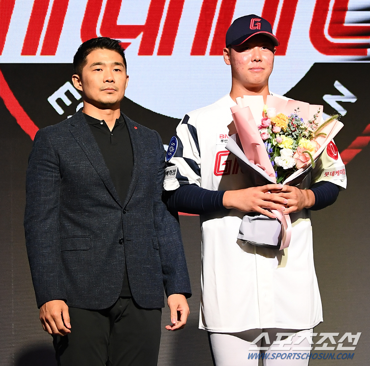 거인 품에 안긴 '청룡'의 이도류, 현장 의견은? "투타 모두 잠재력 넘…