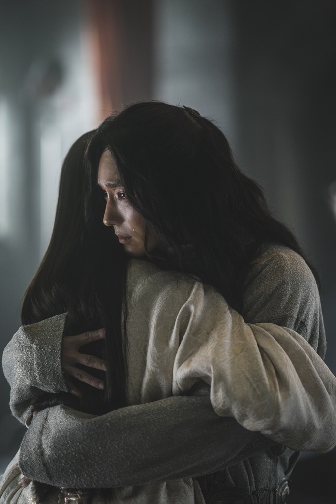 '아라문의 검' 이준기-신세경, 8년 만 재회...'포옹' 그 감격의 순…