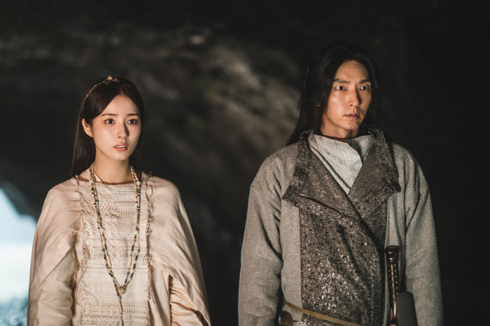 '아라문의 검' 이준기-신세경, 8년 만 재회...'포옹' 그 감격의 순…