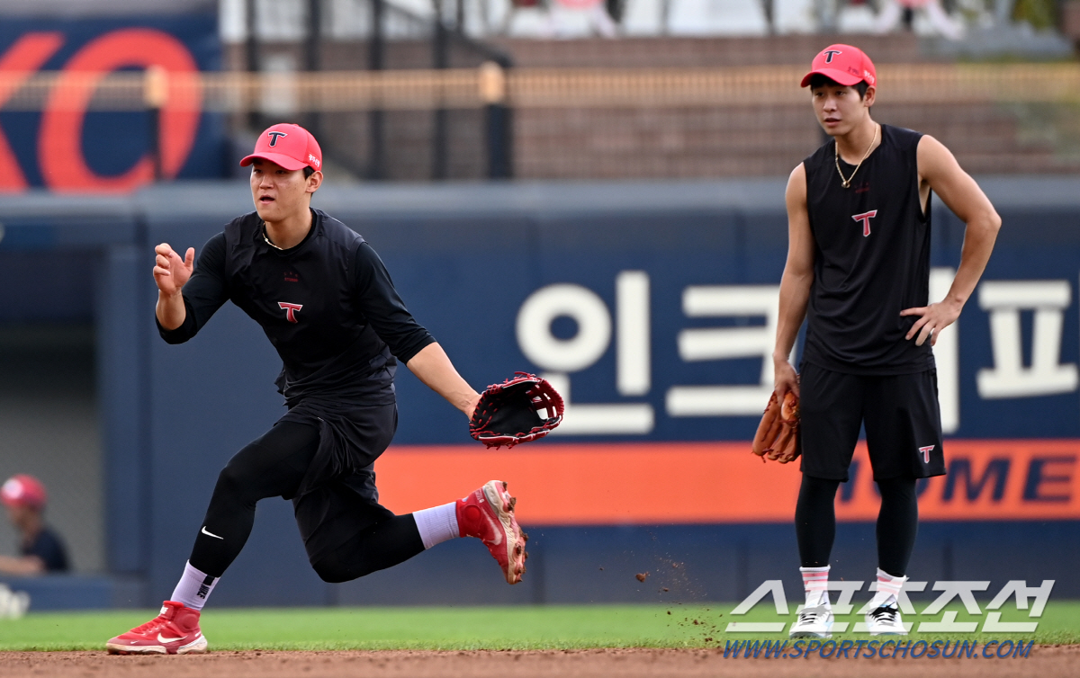 '앗 깜짝이야!' 박찬호 발 밟을뻔한 김도영, 1초 뒤 상황은? [광주 …