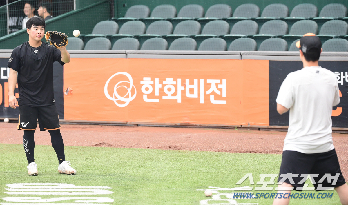 '돌처럼 단단한 2루수' 문현빈 '폭우도 못말린 나홀로 자율학습' [대전…