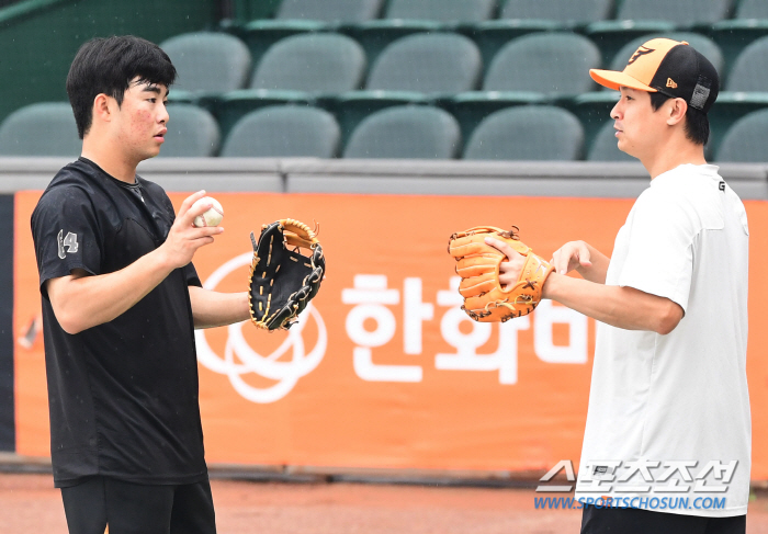'돌처럼 단단한 2루수' 문현빈 '폭우도 못말린 나홀로 자율학습' [대전…