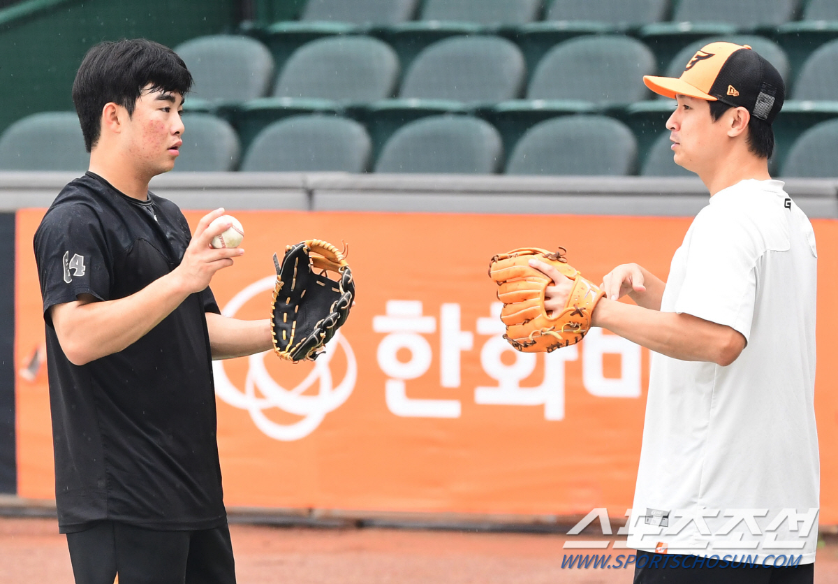 '돌처럼 단단한 2루수' 문현빈 '폭우도 못말린 나홀로 자율학습' [대전…