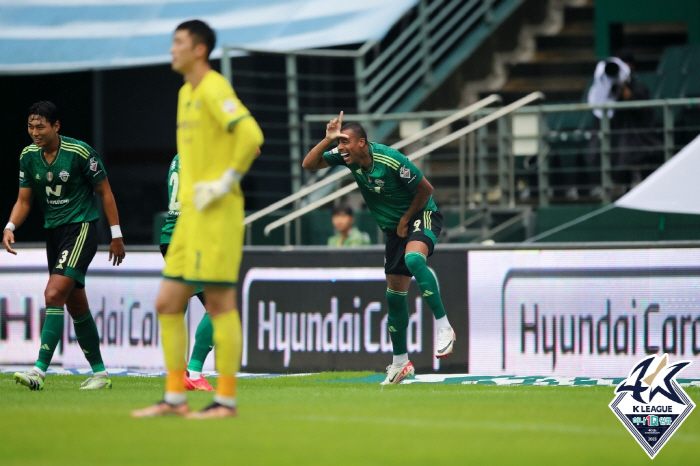 '강대강'윤정환의 강원,또 전북 잡았다!수중전속 3대1역전승...전북 5…