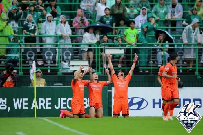 '강대강'윤정환의 강원,또 전북 잡았다!수중전속 3대1역전승...전북 5…