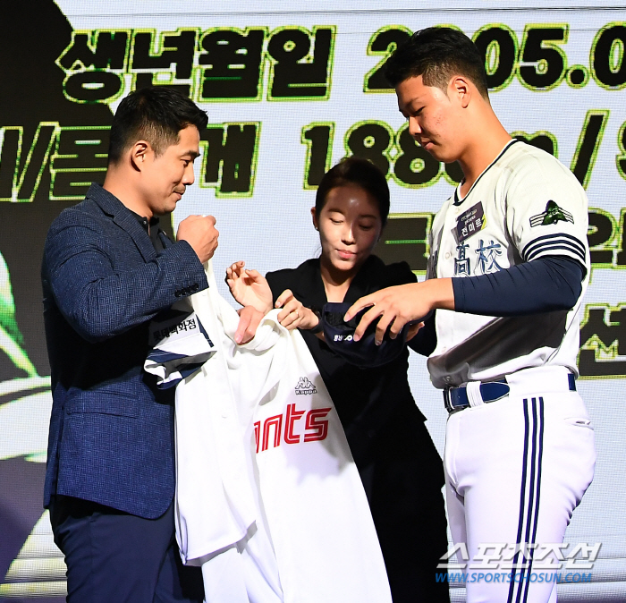 "최동원 선배 반만큼이라도" 롯데 품에 안긴 전타니...'시켜만 주시면 …