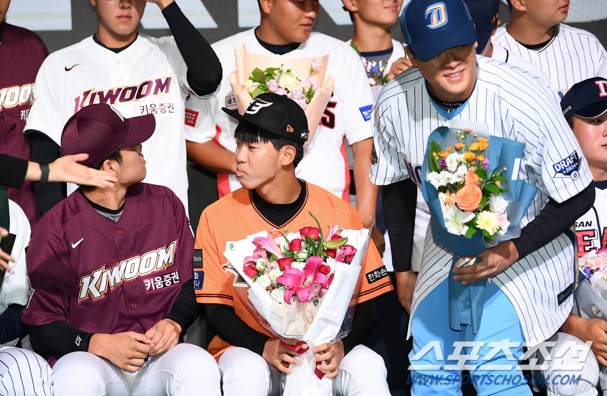 '인생 2회차 루키' 오른팔 바치겠다는 NC 김휘건, 당찬 포부에 이어 …