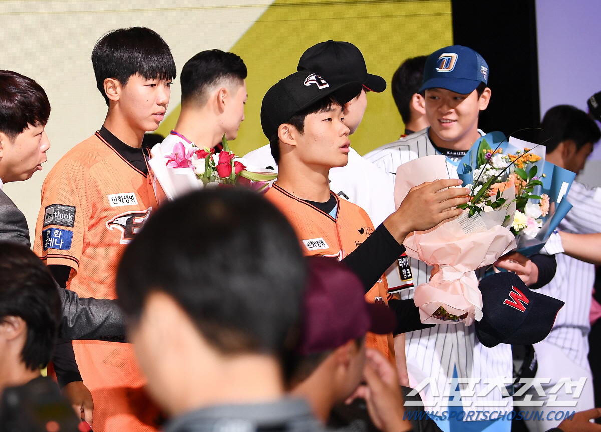 '인생 2회차 루키' 오른팔 바치겠다는 NC 김휘건, 당찬 포부에 이어 …