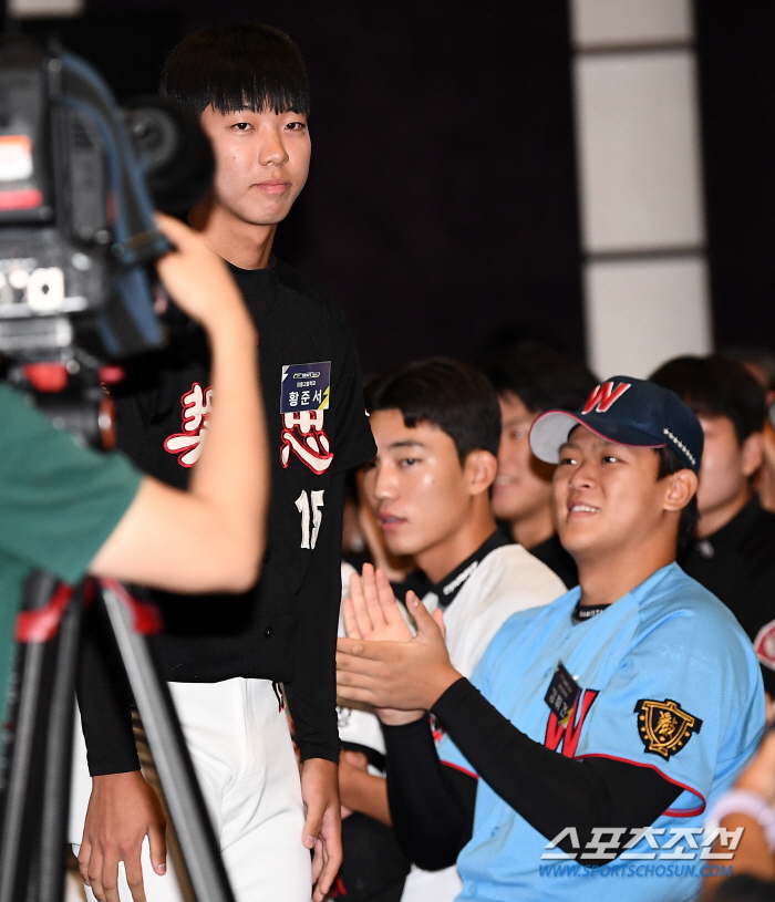 '인생 2회차 루키' 오른팔 바치겠다는 NC 김휘건, 당찬 포부에 이어 …