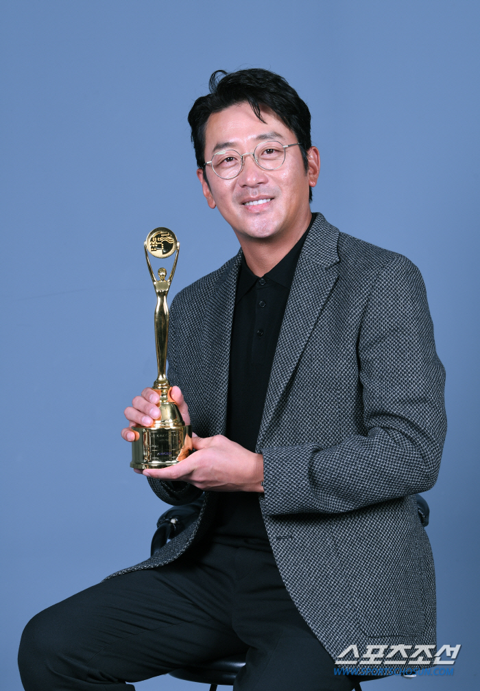 [단독 종합] "17년 기다려온 청룡 트로피"..'수리남', 하정우의 터…