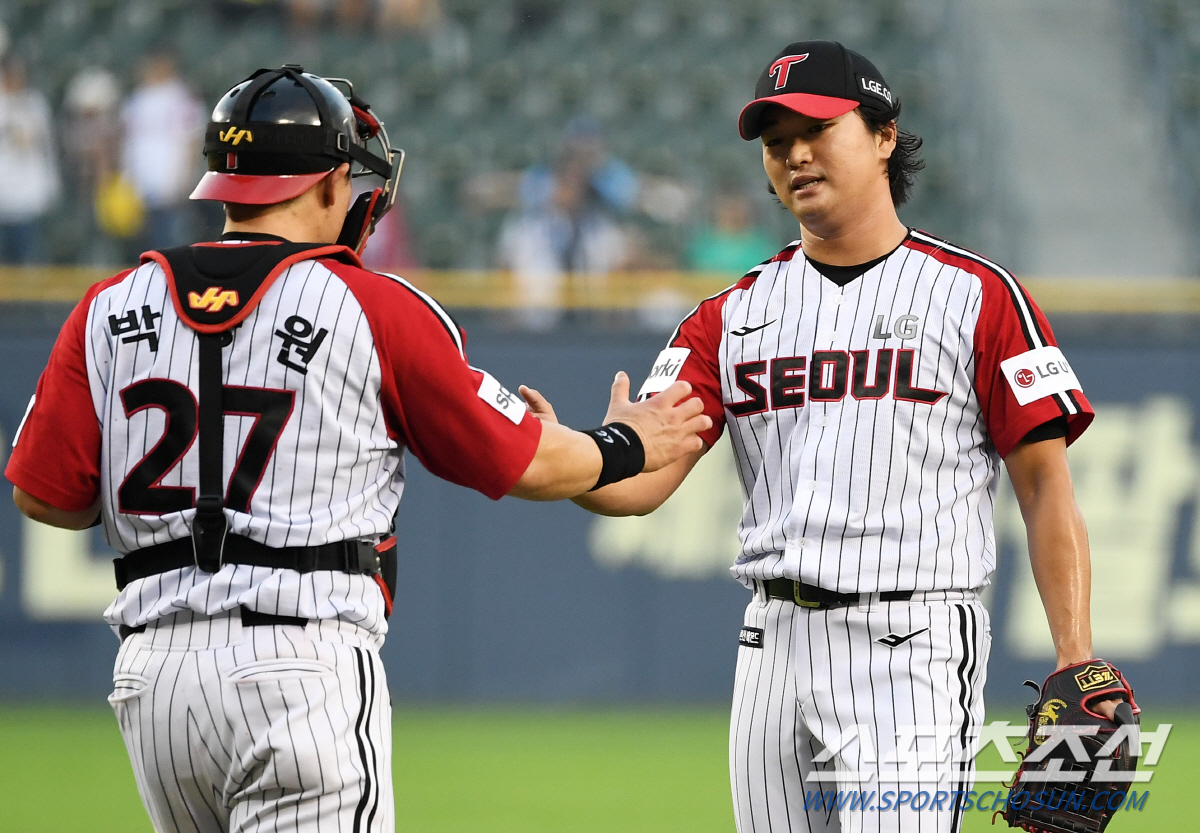 2,3루 동점 위기서 9구 연속 155㎞ 직구. 9회엔 커브, 커터...…