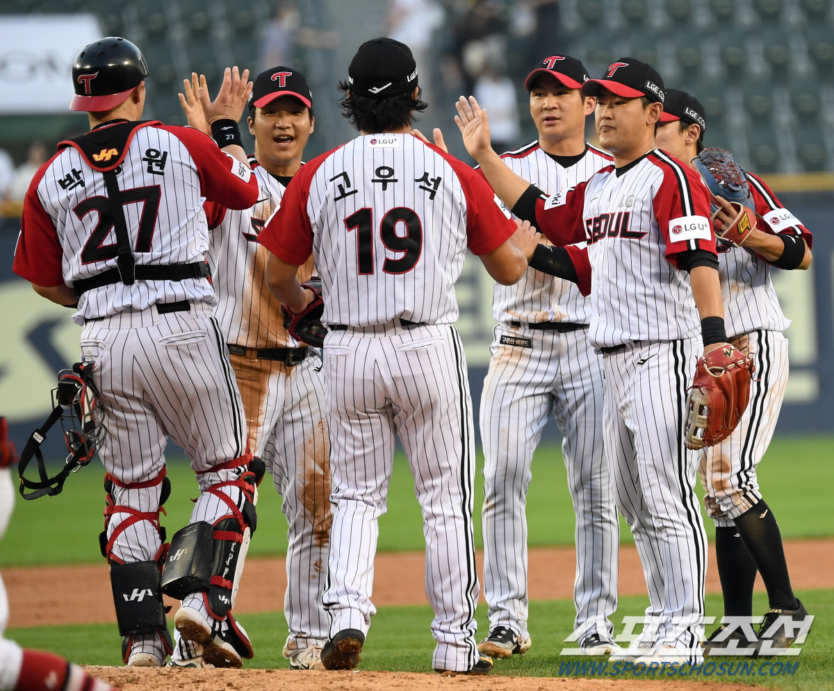 2,3루 동점 위기서 9구 연속 155㎞ 직구. 9회엔 커브, 커터...…