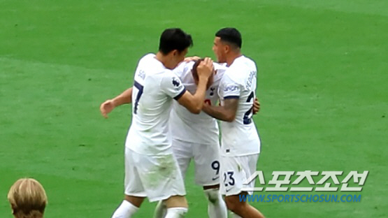 '캡틴모드 ON' 히샬리송 손들고 "내골보다 더 기뻐" 미소지은 손흥민 …