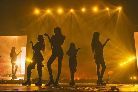 [종합] "앞으로도 멋진 블랙핑크"…월드투어 끝낸 블핑, YG 재계약 마…