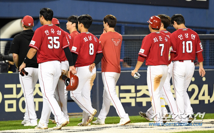 선발→타선→불펜→수비 돌아가며 폭탄…초유의 PS 탈락? SSG 대체 어떻…