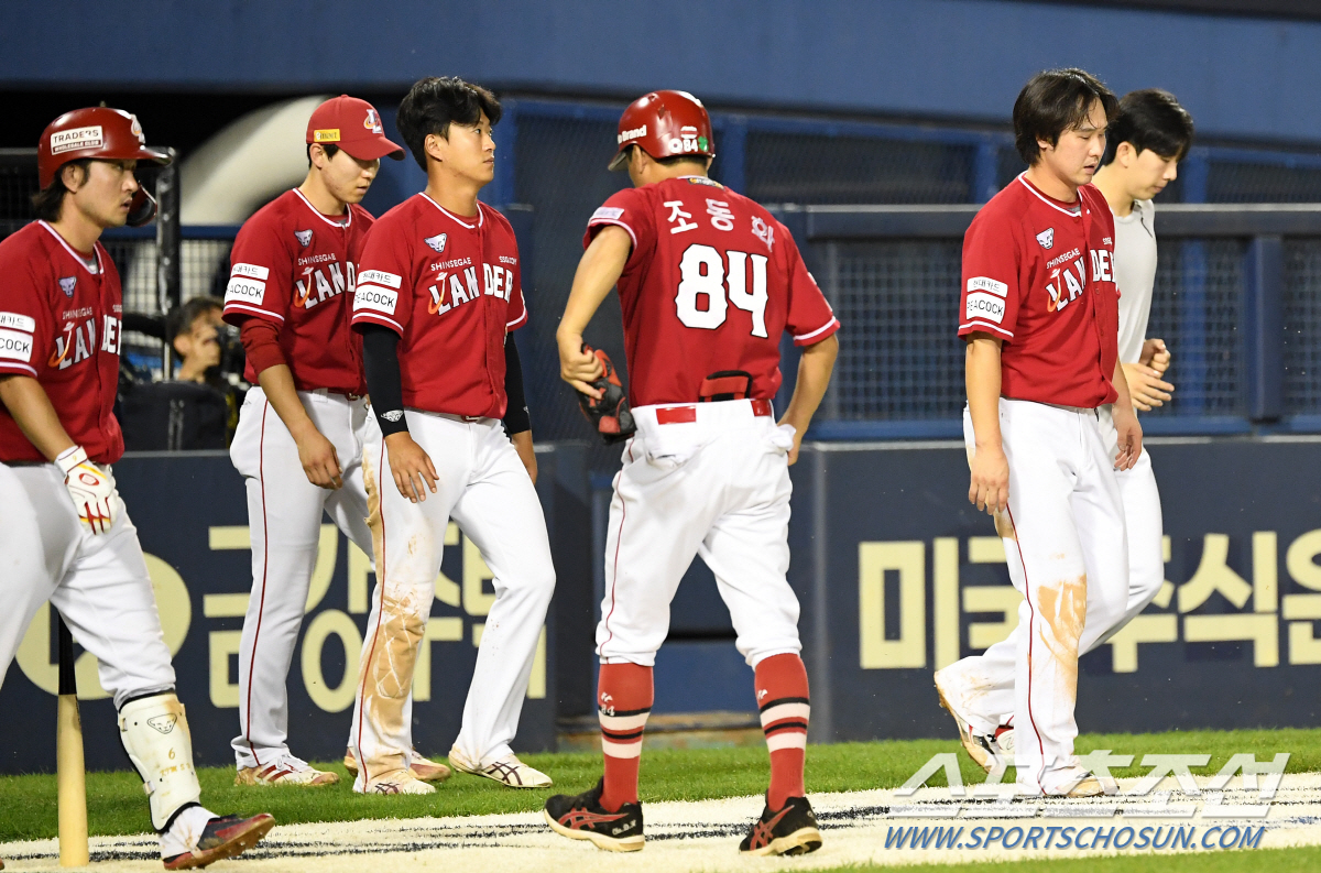 선발→타선→불펜→수비 돌아가며 폭탄…초유의 PS 탈락? SSG 대체 어떻…