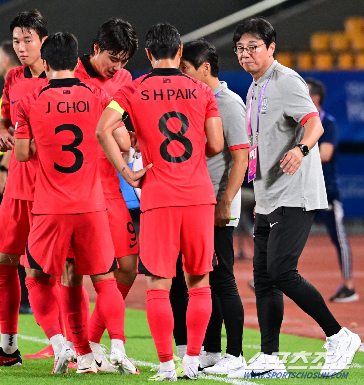 [현장인터뷰]'9대0 쾌승' 주먹 불끈 쥔 황선홍 감독 "7발 중 이제 …