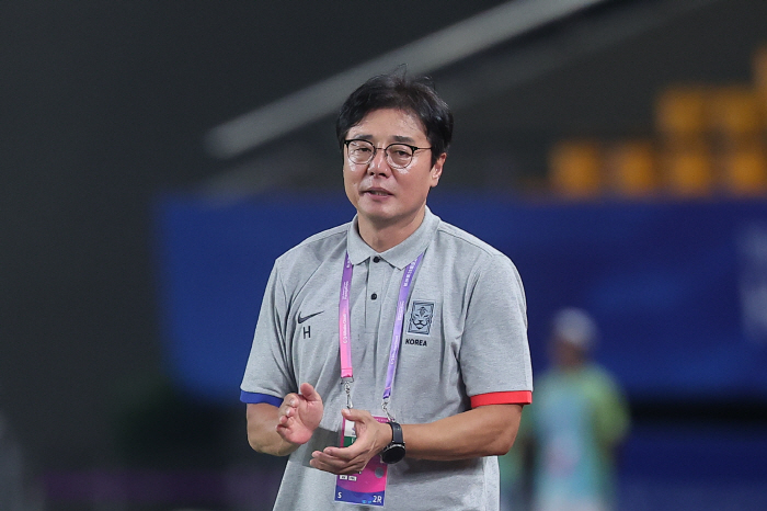 [현장인터뷰]'9대0 쾌승' 주먹 불끈 쥔 황선홍 감독 "7발 중 이제 …