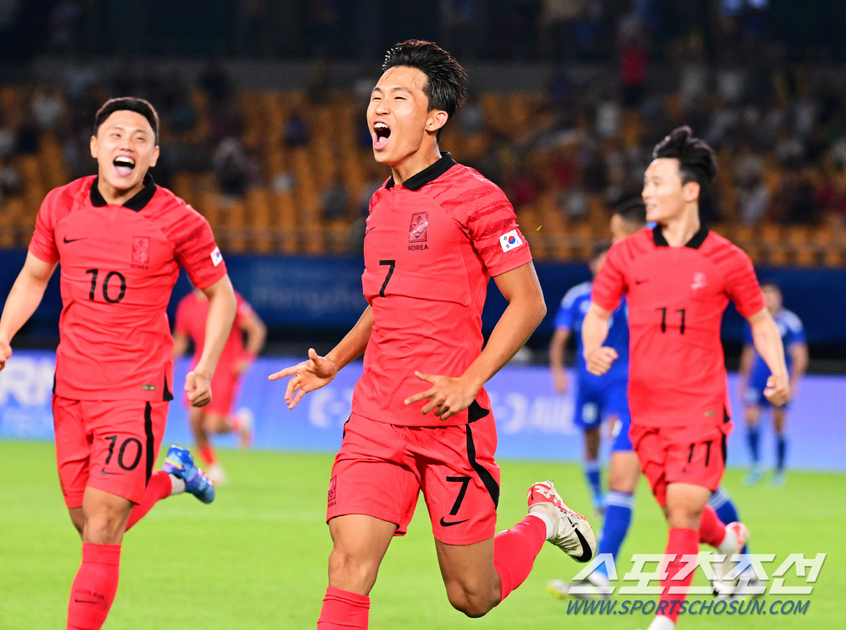 [현장인터뷰]'9대0 쾌승' 주먹 불끈 쥔 황선홍 감독 "7발 중 이제 …